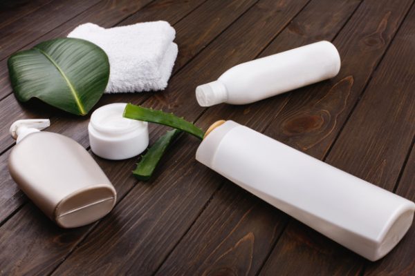 white-towel-bottles-shampoo-conditioner-lie-table-with-green-leaf-aloe_8353-7050 white-towel-bottles-shampoo-conditioner-lie-table-with-green-leaf-aloe_8353-7050
